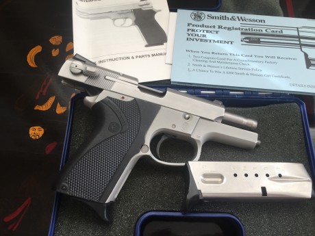 Magnifica pistola semiautomática S&W 9 parabellum con 2 cargadores con capacidad para 12 proyectiles 02