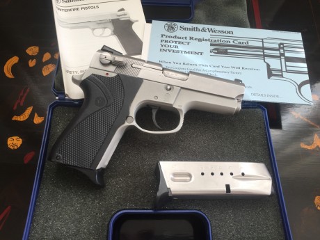 Magnifica pistola semiautomática S&W 9 parabellum con 2 cargadores con capacidad para 12 proyectiles 01