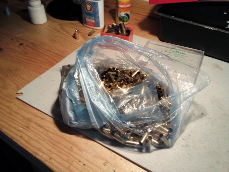 Vendo una bolsa de 1,3 Kg aprox de  vainas del 32 Wadcutter. por no tiraralas
Van mezcladas las recargadas 00