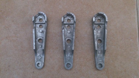 Hola, vendo 3 piezas de repuesto para la prensa de recarga Lee Challenger. Estas piezas que son las que 02