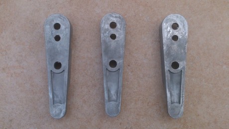 Hola, vendo 3 piezas de repuesto para la prensa de recarga Lee Challenger. Estas piezas que son las que 01