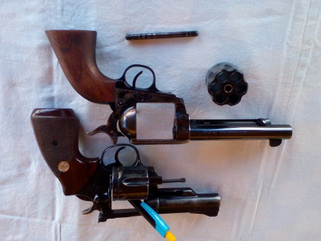 Un compañero del club de tiro me ha pedido que le suba la venta de estos dos juguetes
El primero revolver 01