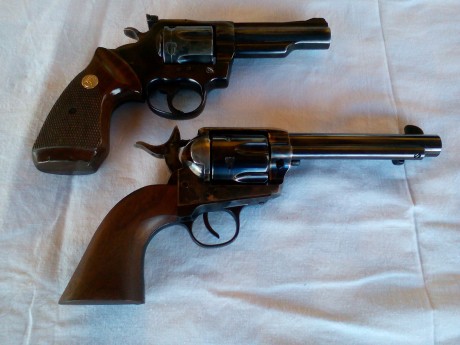 Un compañero del club de tiro me ha pedido que le suba la venta de estos dos juguetes
El primero revolver 00