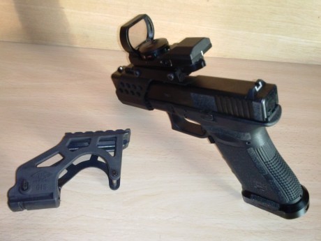 Se vende Glock 17 Gen 3 del 9mm en perfecto estado, con pieza aligerador de gatillo, alza metálica, brocal 01