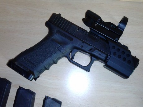 Se vende Glock 17 Gen 3 del 9mm en perfecto estado, con pieza aligerador de gatillo, alza metálica, brocal 12