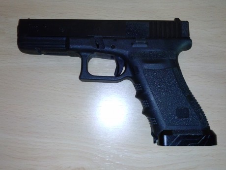 Se vende Glock 17 Gen 3 del 9mm en perfecto estado, con pieza aligerador de gatillo, alza metálica, brocal 11