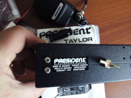 Vendo emisora como nueva apenas sin uso, con su factura , manuales , micro , y conexión a mechero de coche. 00