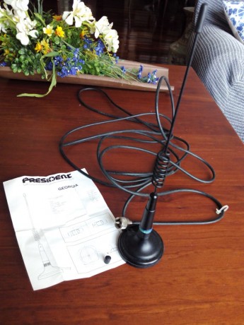 Vendo emisora como nueva apenas sin uso, con su factura , manuales , micro , y conexión a mechero de coche. 21