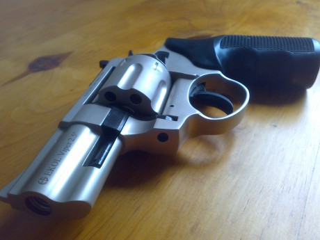 Hola !!

Para animar un poco Armas Hobby subo unas fotos de mi última adquisición, el  EKOL Viper .

En 01