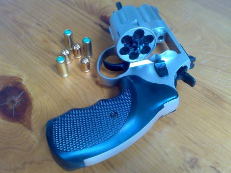 Hola !!

Para animar un poco Armas Hobby subo unas fotos de mi última adquisición, el  EKOL Viper .

En 12