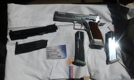 Pistola marca Tanfoglio con 2 cañones de calibres 22 y 9 mm. Está como nueva. También cambiaría por Hammerli 00