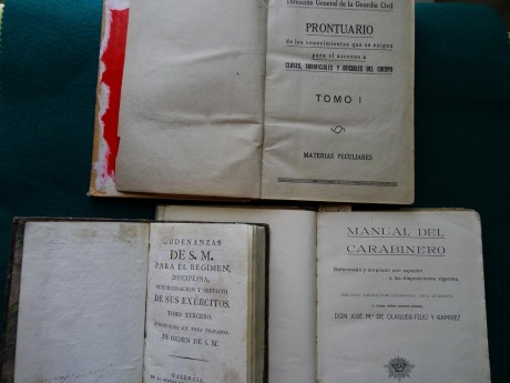 Vendo este lote de libros compuesto de:

1º Libro  "Ordenanzas Militares"  de 1.810, encuadernación 01