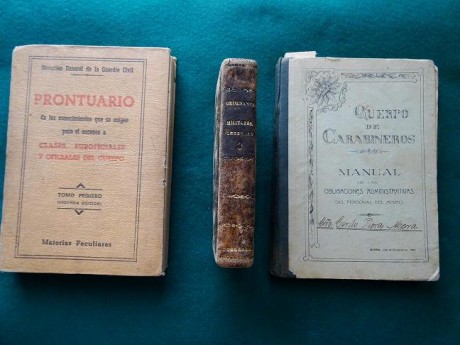 Vendo este lote de libros compuesto de:

1º Libro  "Ordenanzas Militares"  de 1.810, encuadernación 00