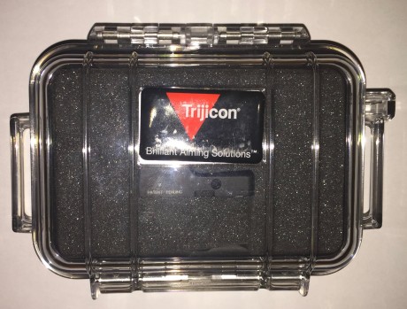 Se vende este magnifico visor de punto rojo TRIJICON RMR, modelo 02, con punto de 8 MOA.
Es un visor ultracompacto, 12