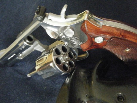 Se vende estupendo revólver S&W, 686, modelo Distinguido.
Calibre 357/38. De 4 pulgadas. En inoxidable 01