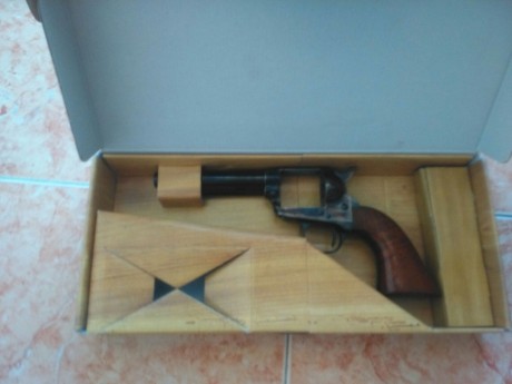 Hola compañeros, un amigo me ha pedido que le anuncie su revolver Aldo Uberti Stallion, del calibre 22lr, 00