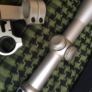 Hola compañeros pongo a la venta este conjunto de carabina y visor compuesto por 

Carabina remigton 597 11