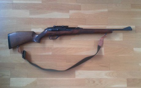 Rifle semiautomatico modelo de cañon corto, impoluto de pavon y partes mecanicas, madera en buen estado. 30