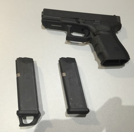 Se vende Glock 23 de cuarta generación. Guiada en F y en un estado inmaculado. Tiene instaladas unas miras 21