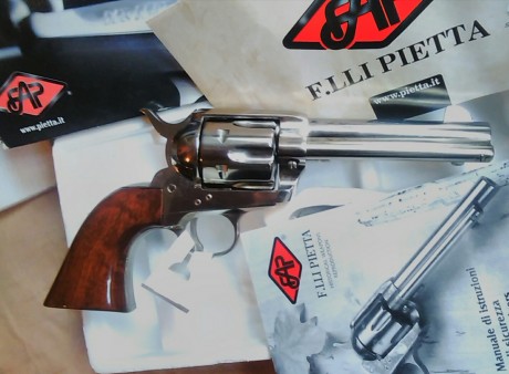 Vendo revolver guiado en AE con sus certificados... Valido para libro coleccionista de réplicas

- revolver 02