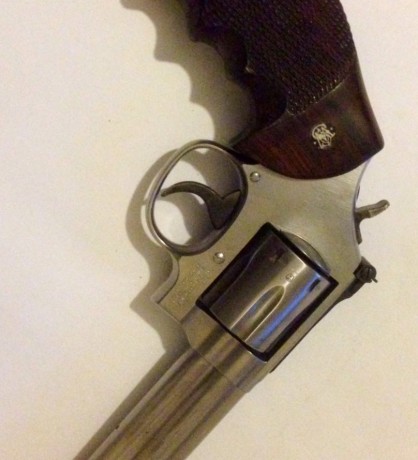 Vendo revolver Smith&Wesson 686 con cañon de 6 pulgadas, en inoxidable.
Tiene una cacha artesanal, 01