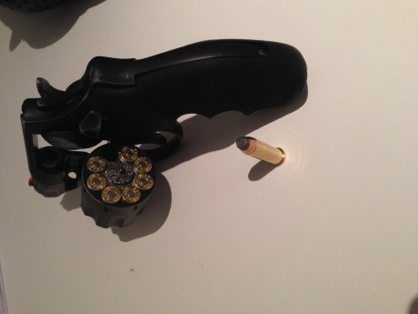 Vendo mi revolver smith & wesson calibre 357 magnum con capacidad del tambor de 8 cartuchos de calibre 00