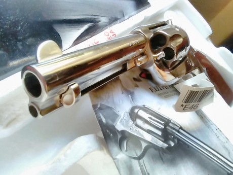 Vendo revolver guiado en AE con sus certificados...apto para libro coleccionista de replicas .

Comprado 11