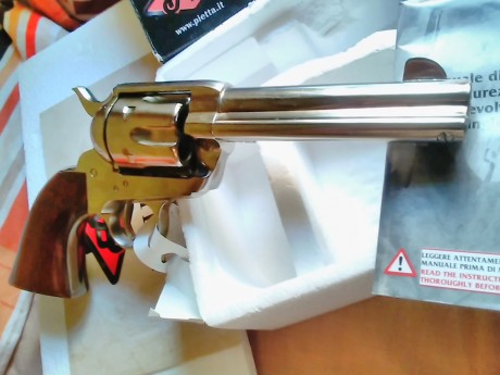 Vendo revolver guiado en AE con sus certificados... Valido para libro coleccionista de réplicas

- revolver 21