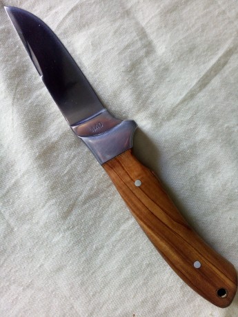 Hola compañeros,hace un año compré este cuchillo de 11cm.de hoja y 4mm. De espesor y el acero 440,el mango 00