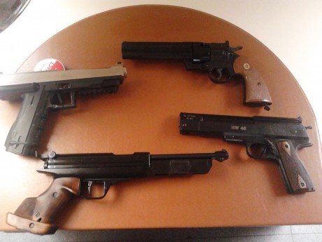 Hola, os presento un pequeño grupo de pistolas, todas distintas y con mucho en comùn, espero que os guste.

 02