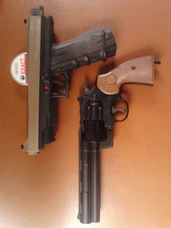 Hola, os presento un pequeño grupo de pistolas, todas distintas y con mucho en comùn, espero que os guste.

 12