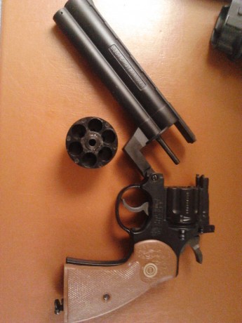 Hola, os presento un pequeño grupo de pistolas, todas distintas y con mucho en comùn, espero que os guste.

 22