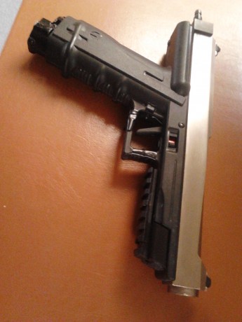 Hola, os presento un pequeño grupo de pistolas, todas distintas y con mucho en comùn, espero que os guste.

 21
