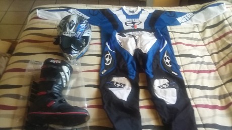 Hola compañeros.
pues eso que cambio traje de moto mas botas numero 47.48 marco axo y dos cascos lazer 00