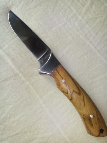 Hola compañeros,hace un año compré este cuchillo de 11cm.de hoja y 4mm. De espesor y el acero 440,el mango 50