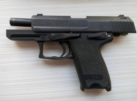 Pistola HK USP Compact, con maleta original, dos cargadores, y kit de limpieza. Regalo funda. 
Prácticamente 01