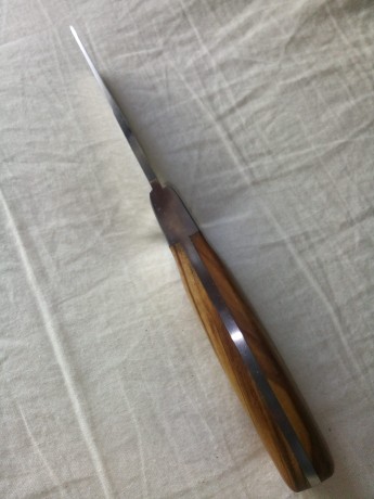 Hola compañeros,hace un año compré este cuchillo de 11cm.de hoja y 4mm. De espesor y el acero 440,el mango 71