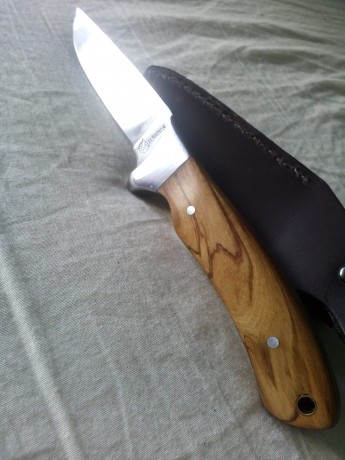 Hola compañeros,hace un año compré este cuchillo de 11cm.de hoja y 4mm. De espesor y el acero 440,el mango 70