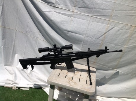 Rifle semiautomatico modelo de cañon corto, impoluto de pavon y partes mecanicas, madera en buen estado. 82