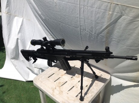 Rifle semiautomatico modelo de cañon corto, impoluto de pavon y partes mecanicas, madera en buen estado. 80