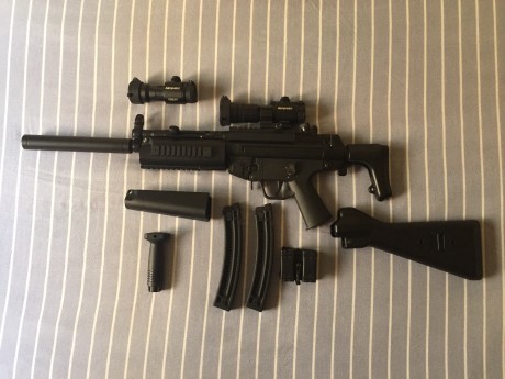 Vendo carabina del 22 lr. GSG-5 con carril para monturas weaver, dos puntos rojos uno de ellos x1, un 02