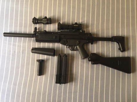 Vendo carabina del 22 lr. GSG-5 con carril para monturas weaver, dos puntos rojos uno de ellos x1, un 01