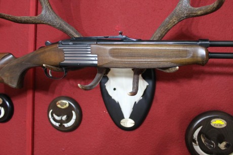 Vendo magnífico Rifle Express Laurona Superpuesto en estado impecable. El rifle está dotado de selector 02