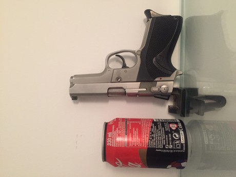 Magnifica pistola semiautomática S&W 9 parabellum con 2 cargadores con capacidad para 12 proyectiles 30