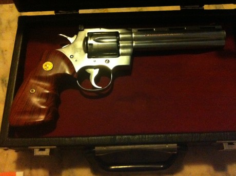 Se vende este fantasticio revolver, muy cuidado y con muy pocos disparos, siempre guardado en el armero, 01