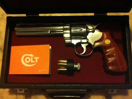 Se vende este fantasticio revolver, muy cuidado y con muy pocos disparos, siempre guardado en el armero, 00