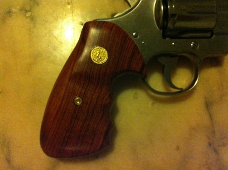 Se vende este fantasticio revolver, muy cuidado y con muy pocos disparos, siempre guardado en el armero, 12