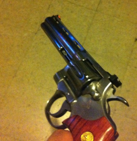 Se vende este fantasticio revolver, muy cuidado y con muy pocos disparos, siempre guardado en el armero, 22