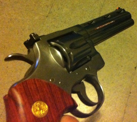Se vende este fantasticio revolver, muy cuidado y con muy pocos disparos, siempre guardado en el armero, 21