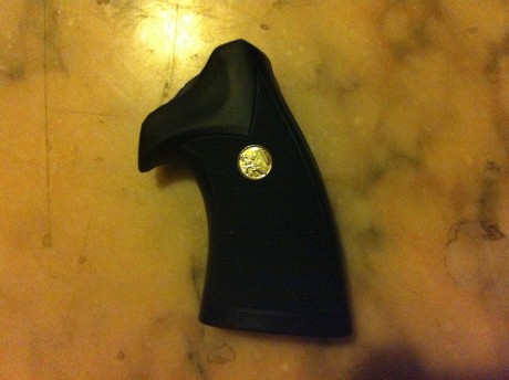 Se vende este fantasticio revolver, muy cuidado y con muy pocos disparos, siempre guardado en el armero, 31